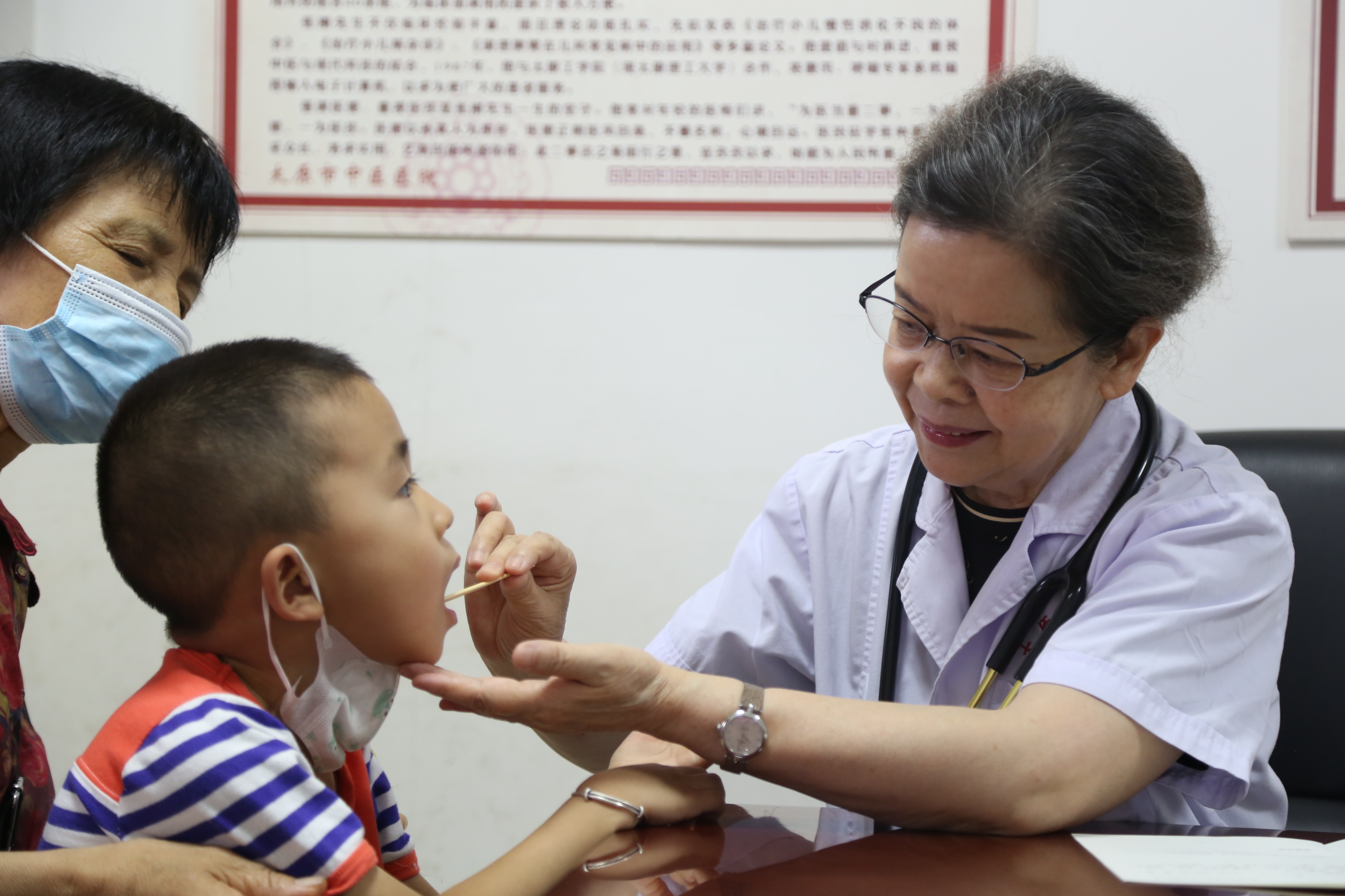 李玉蘭為患兒診治。圖片由太原市衛(wèi)健委提供